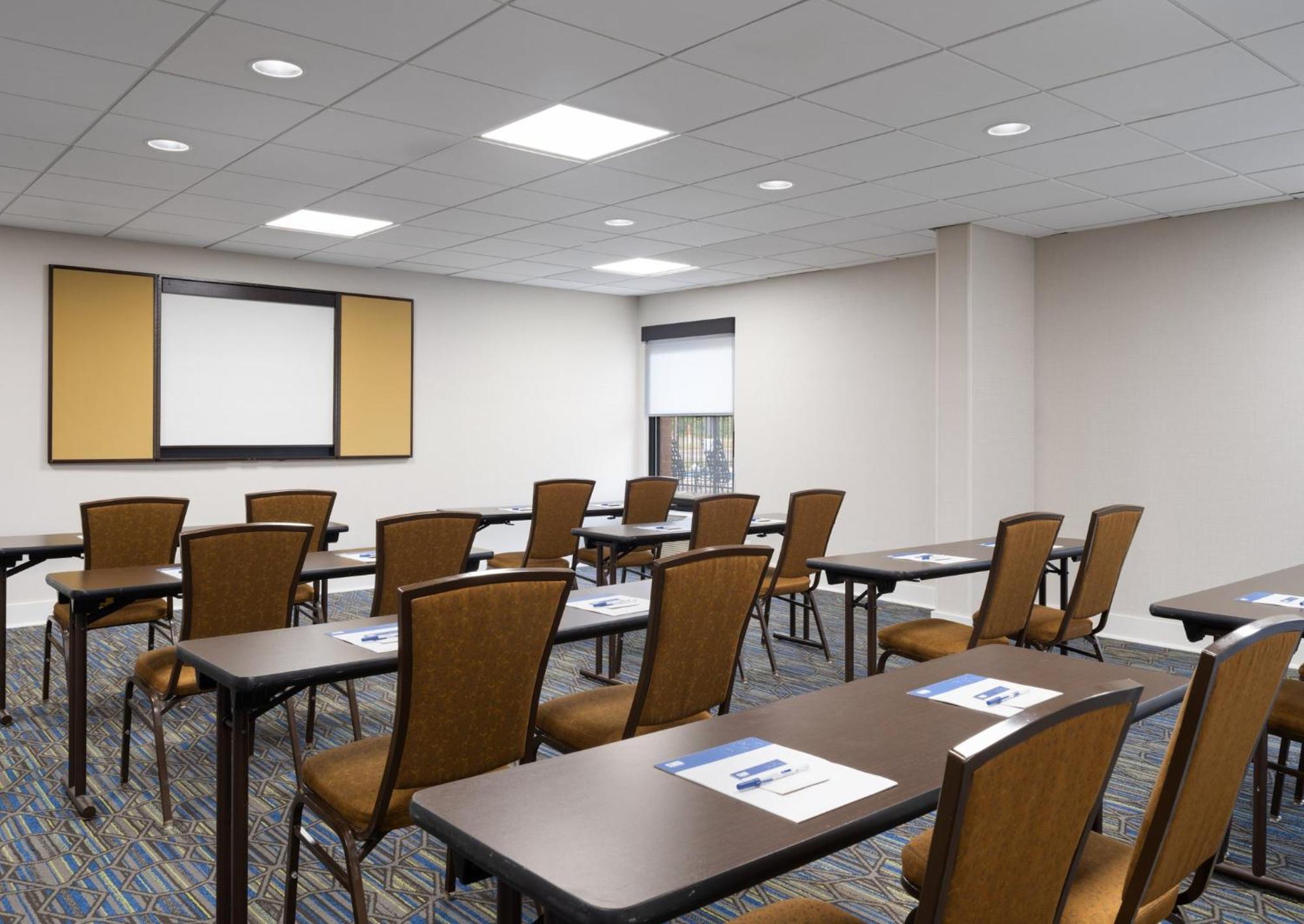 Holiday Inn Express Indianapolis Airport By Ihg Plainfield Bagian luar foto