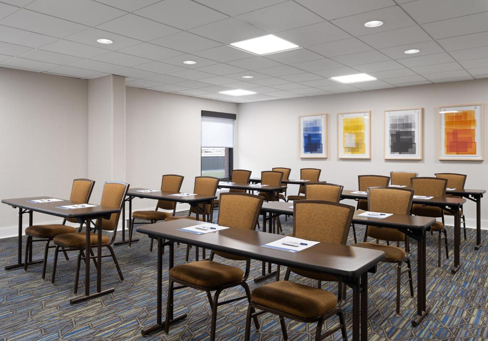 Holiday Inn Express Indianapolis Airport By Ihg Plainfield Bagian luar foto